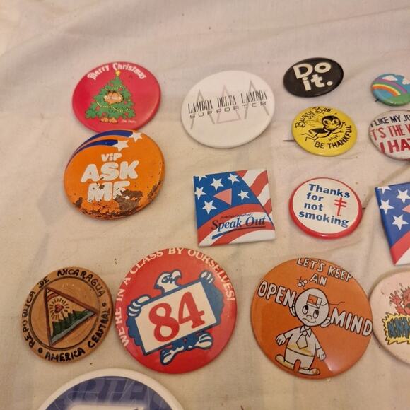 Lot Of 25 Vintage Pinback Buttons - Varying Sizes - Quotes, Advertising, Humor - Picture 3 of 5